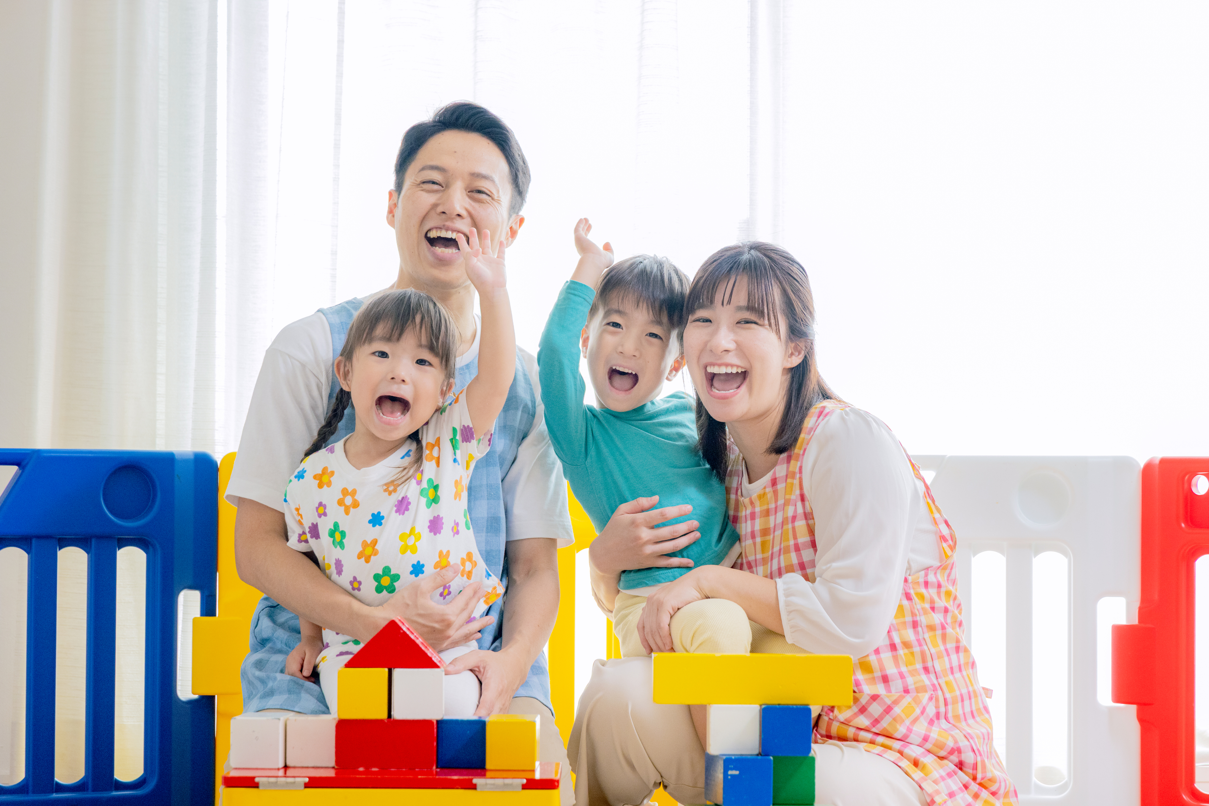 笑顔で子どもと向き合う児童指導員